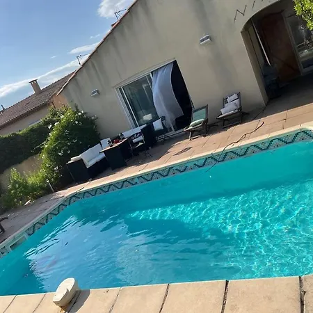 Mediterraneenne Piscine Calme Sans Vis A Vis